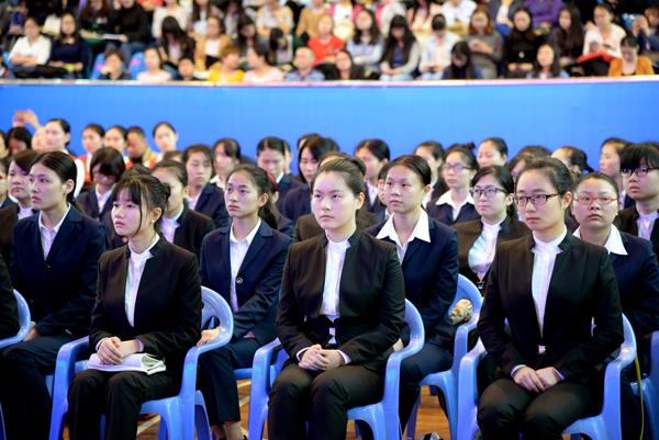 教育与法学系家政学专业学生着职业装聆听